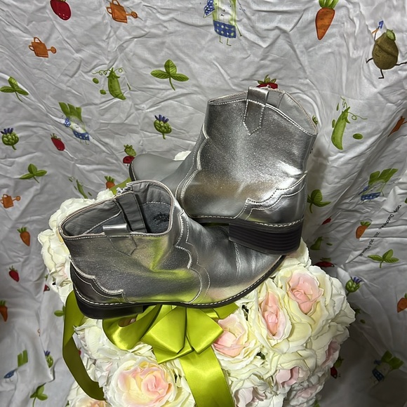 💜 Old Navy sliver 🥾 boots 👢 size 5 - Picture 5 of 5